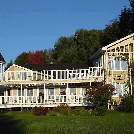 Dans Les Bras De Memphre Bed & Breakfast Magog ภายนอก รูปภาพ
