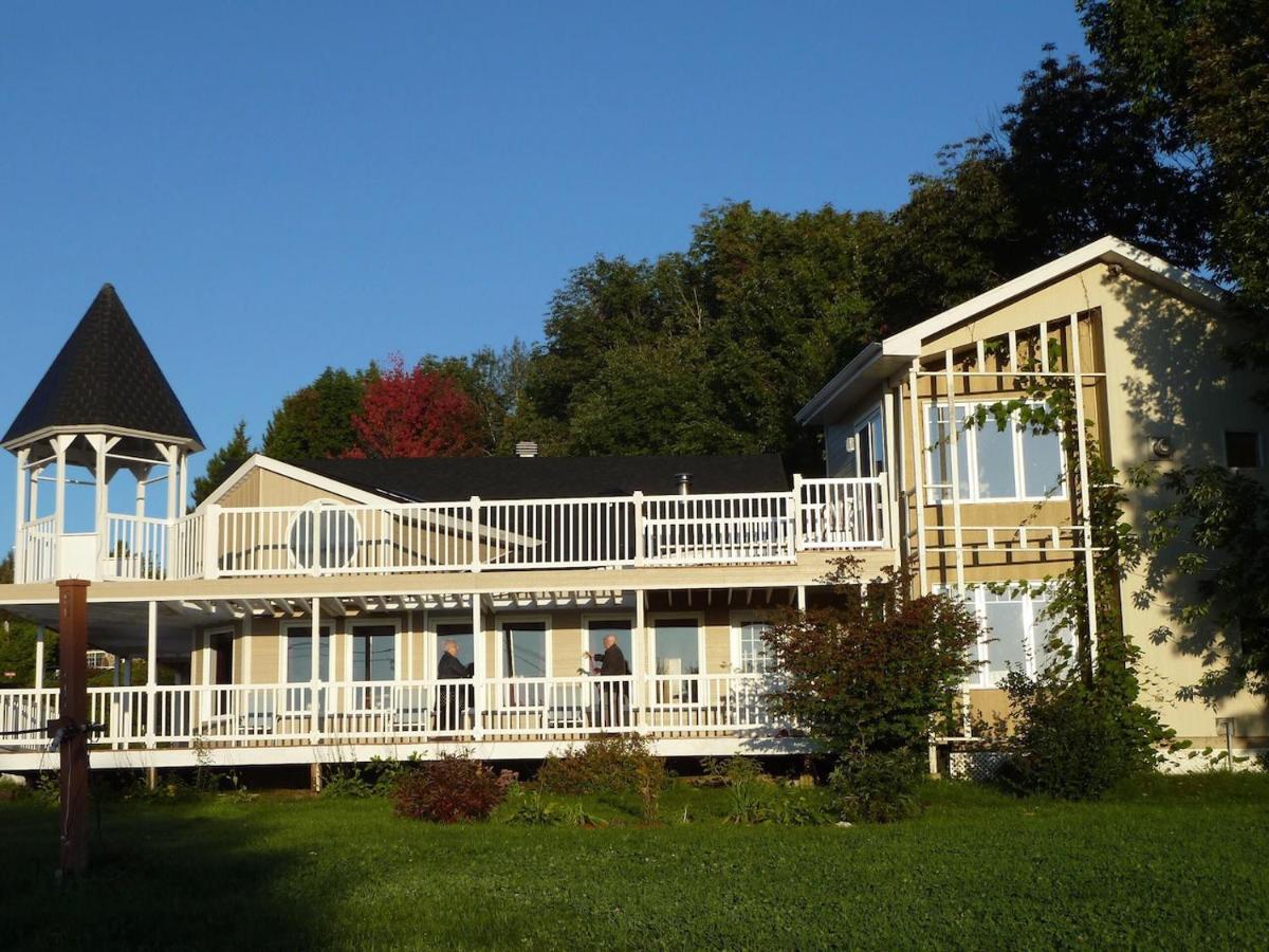 Dans Les Bras De Memphre Bed & Breakfast Magog ภายนอก รูปภาพ