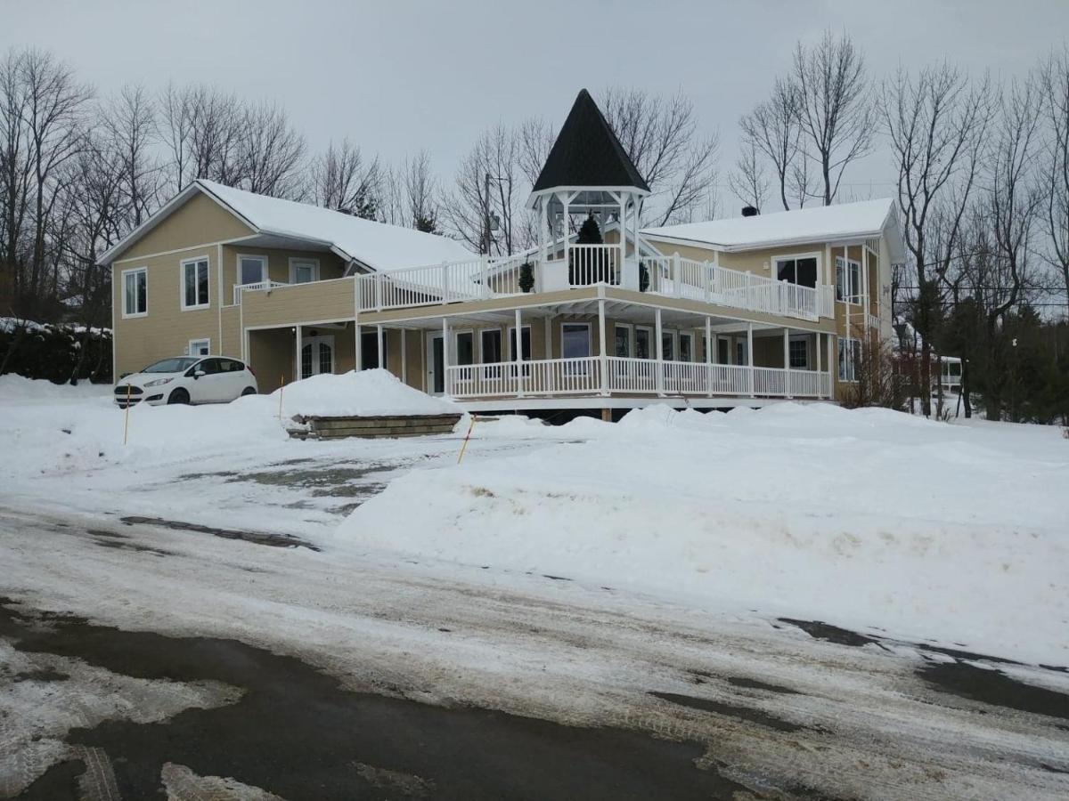 Dans Les Bras De Memphre Bed & Breakfast Magog ภายนอก รูปภาพ