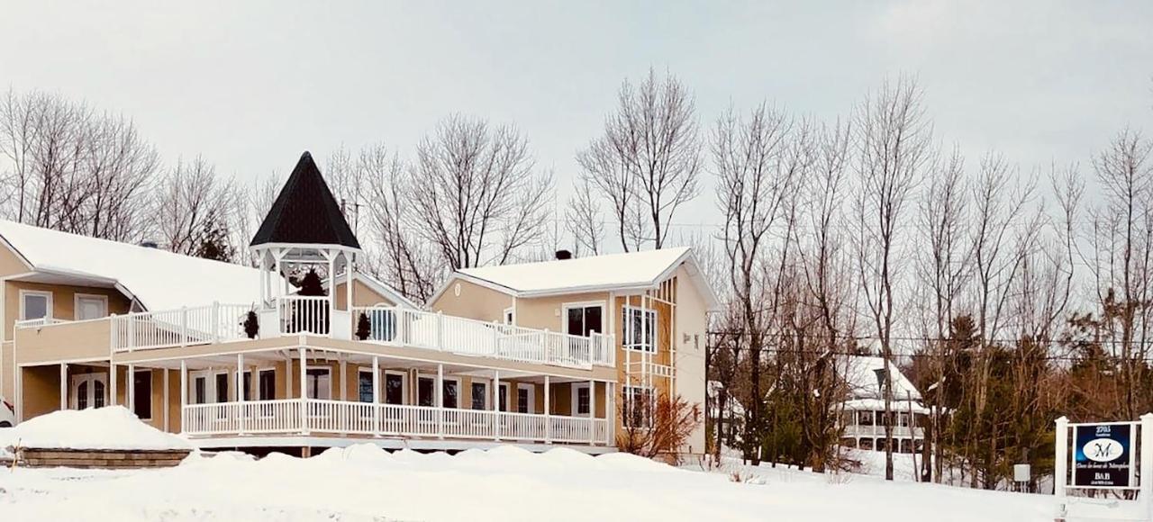 Dans Les Bras De Memphre Bed & Breakfast Magog ภายนอก รูปภาพ